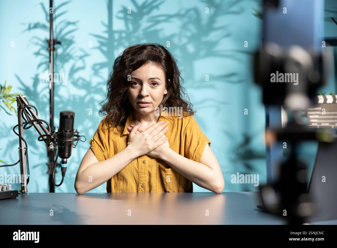 Frantic gesture hi-res stock photography and images - Alamy