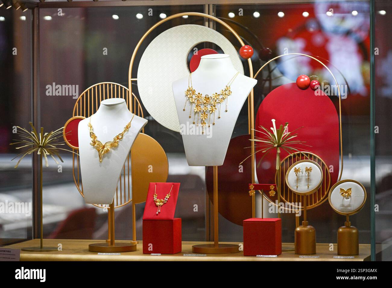 NANJING, CHINA - FEBRUARY 14, 2025 - Consumers shop for gold jewelry at ...