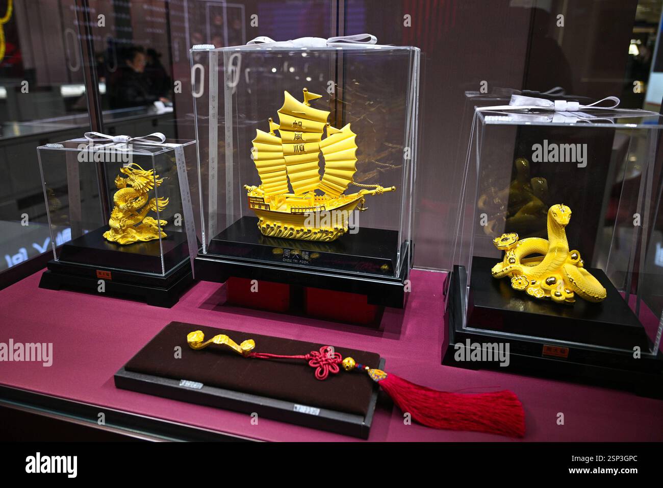NANJING, CHINA - FEBRUARY 14, 2025 - Consumers shop for gold jewelry at ...