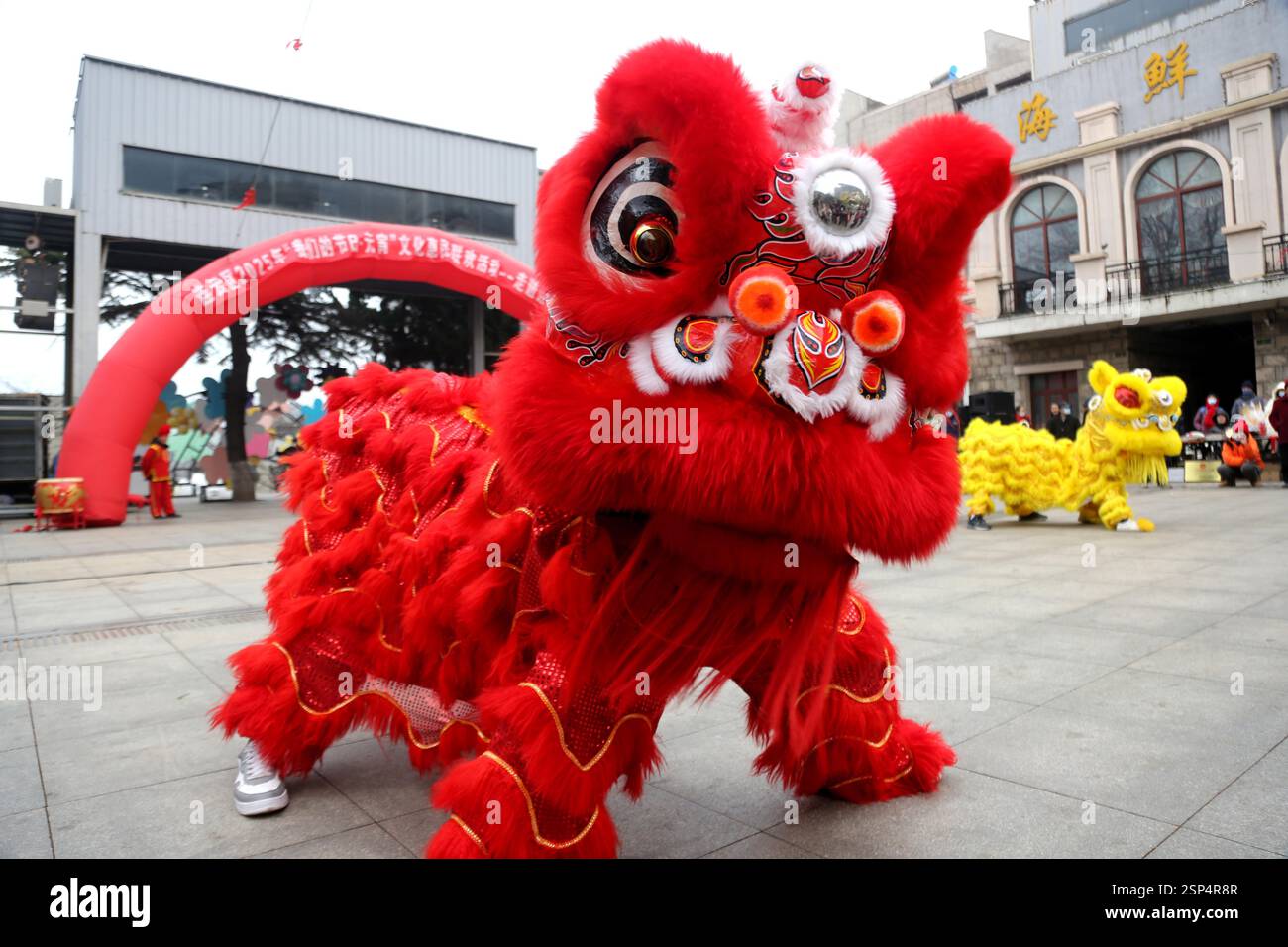 Folk artists perform to celebrate the Lantern Festival in Lianyungang