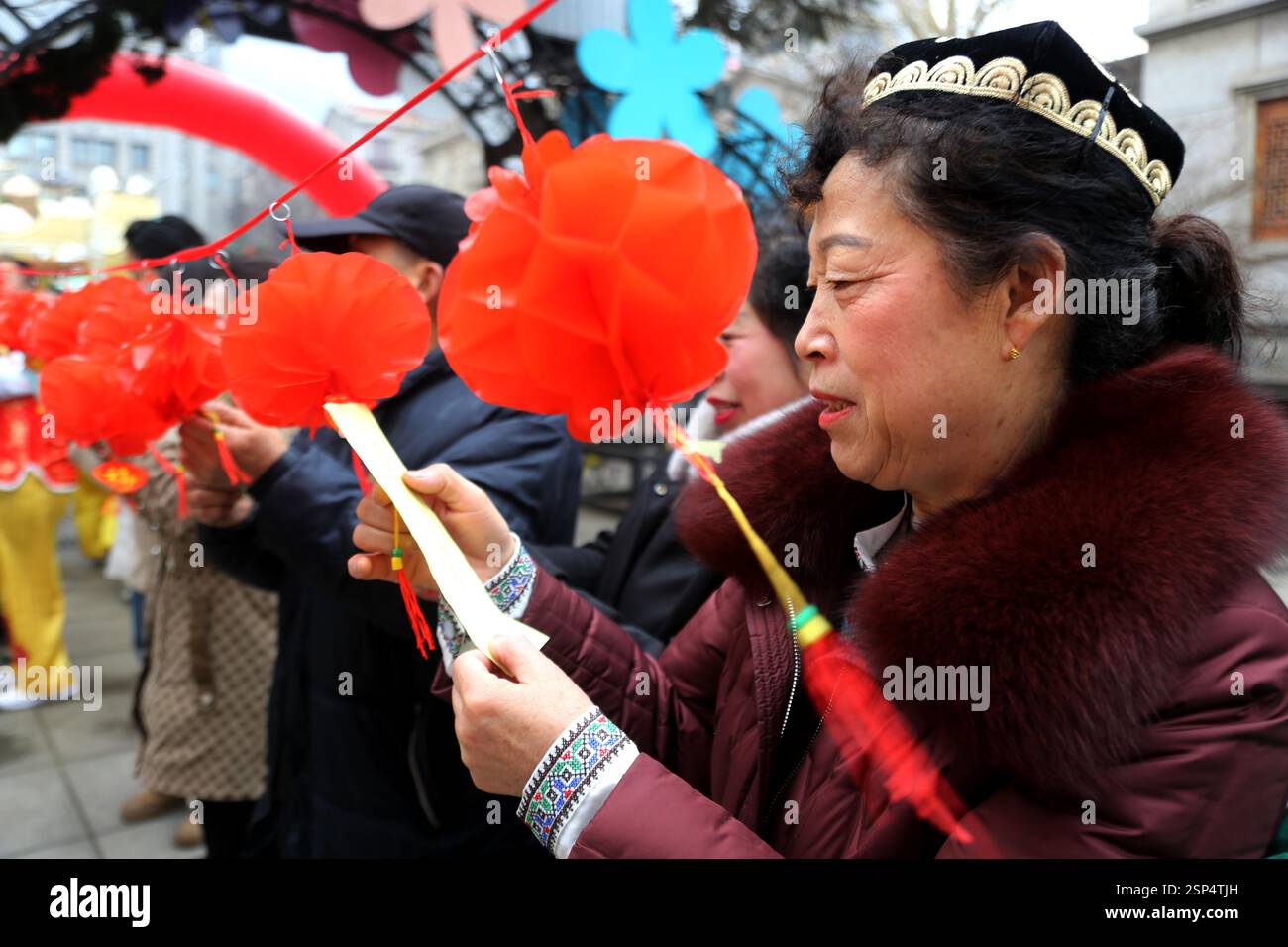 Folk artists perform to celebrate the Lantern Festival in Lianyungang