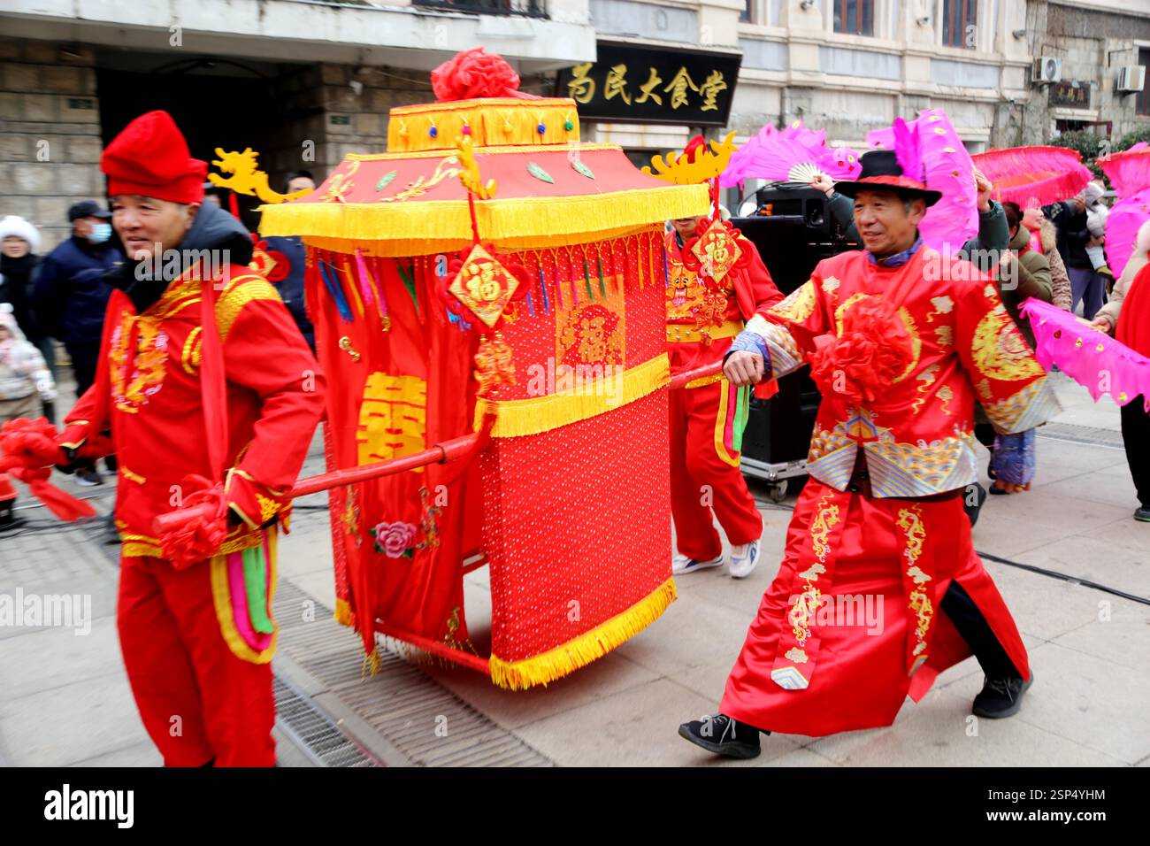 Folk artists perform to celebrate the Lantern Festival in Lianyungang