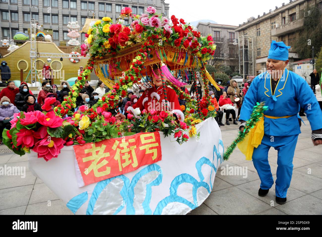 Folk artists perform to celebrate the Lantern Festival in Lianyungang