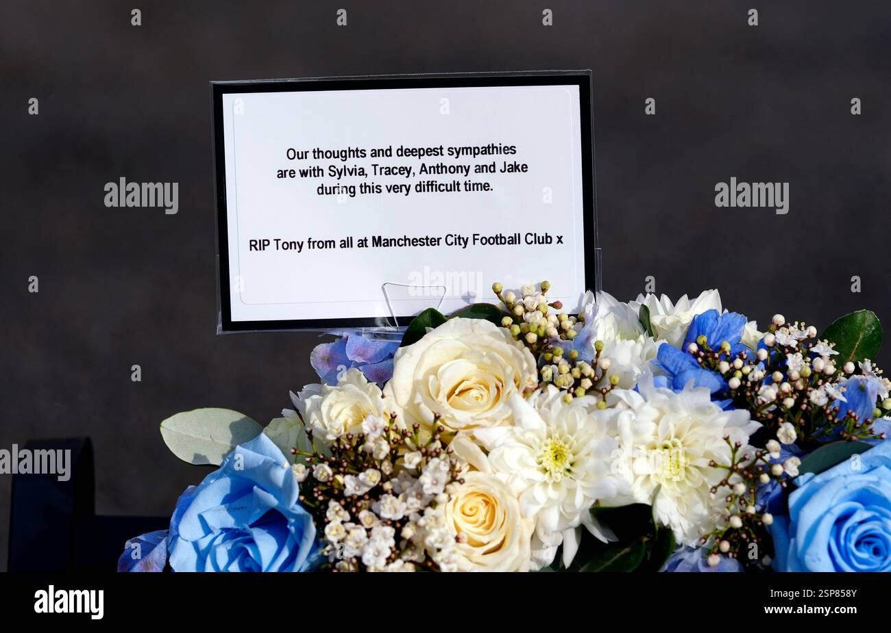 flowers-from-manchester-city-football-club-at-st-mary-magdalene-church