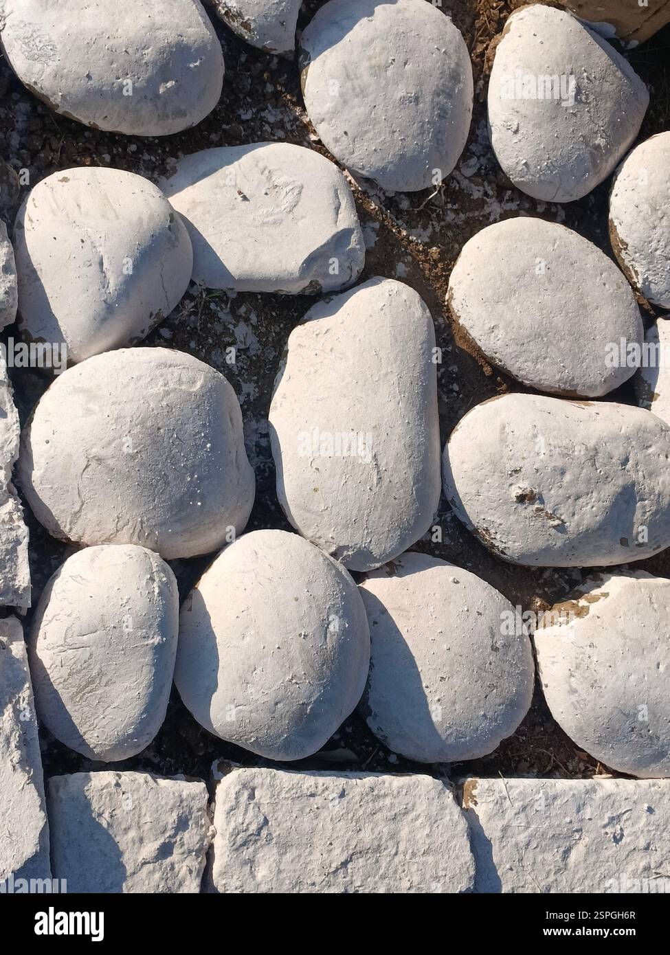 Pebble rocks grey white colours hi-res stock photography and images - Alamy