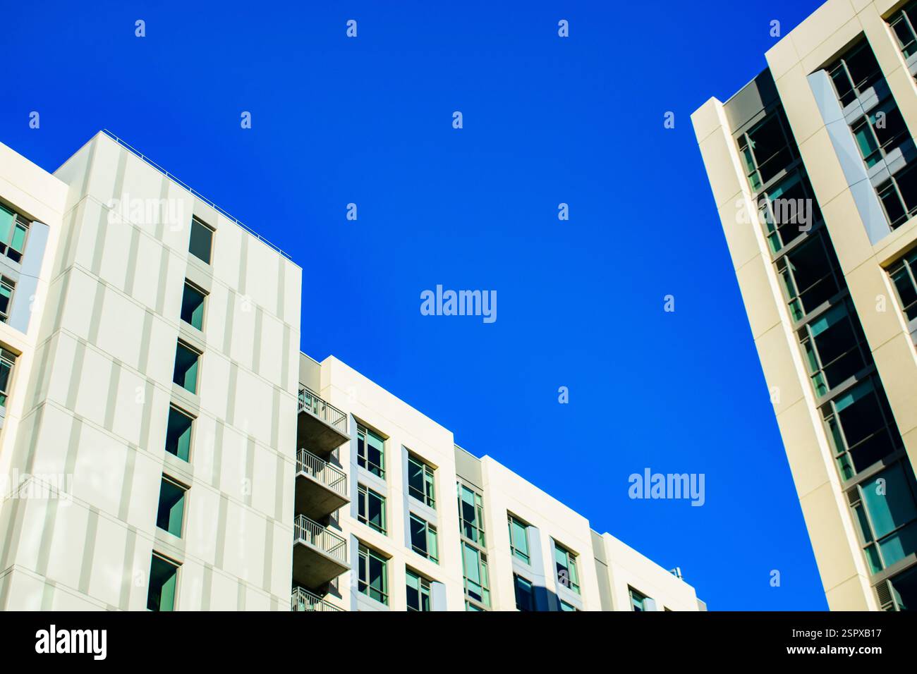 High rise building urban landscape hi-res stock photography and images ...