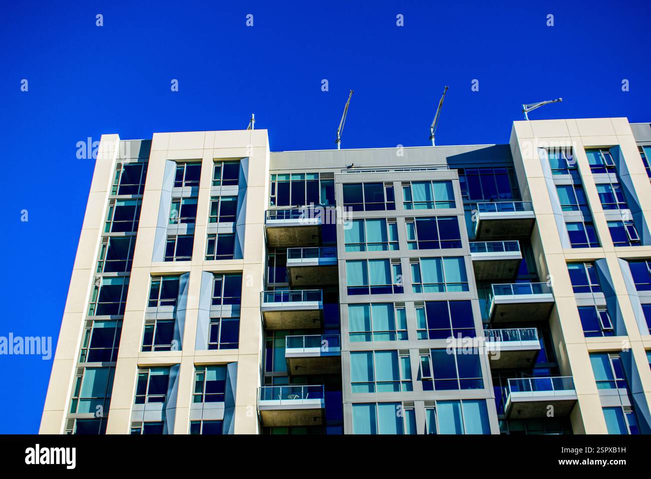 Modern building glass windows hi-res stock photography and images - Alamy
