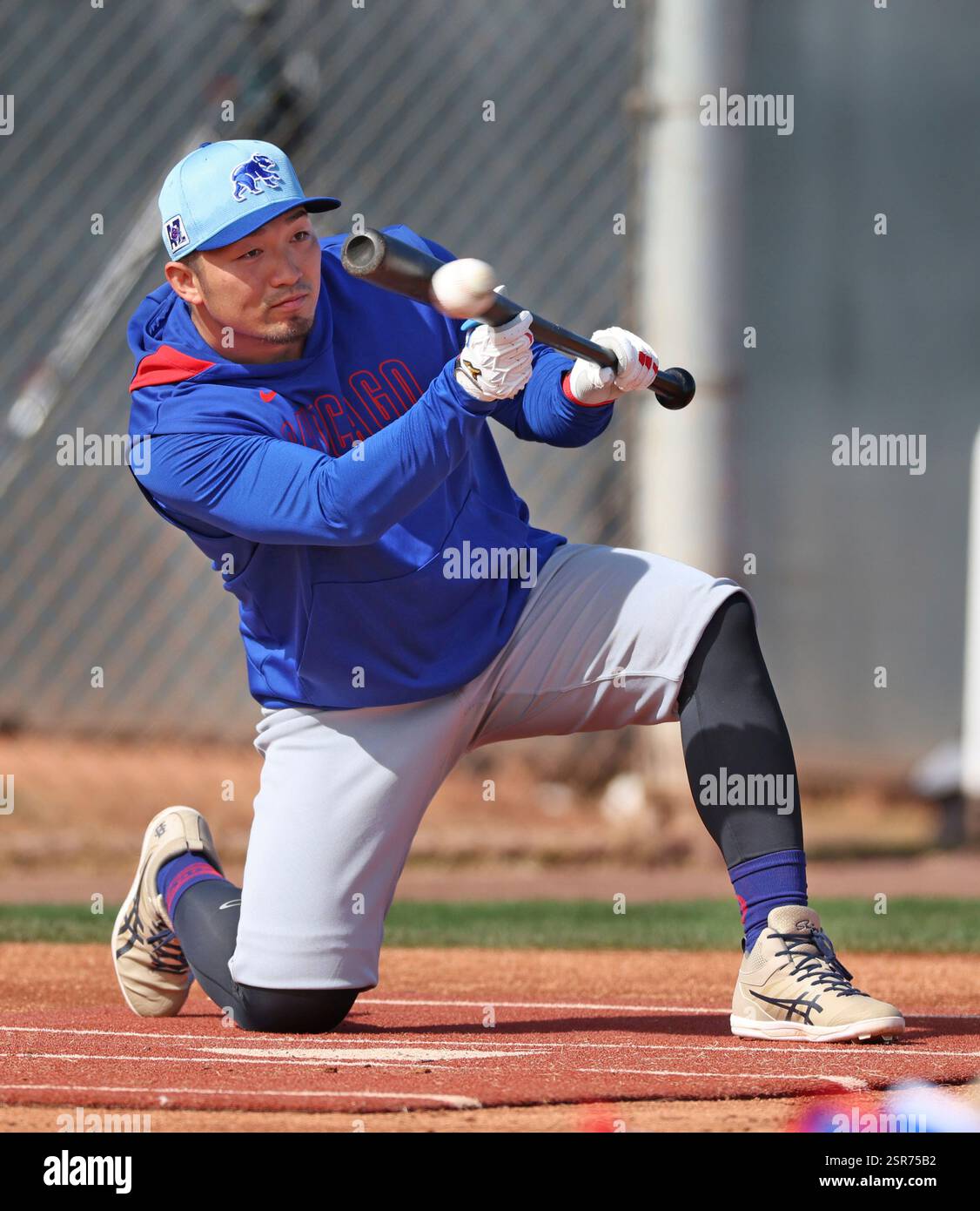 【Correction】 Seiya Suzuki of the Chicago Cubs practices during the