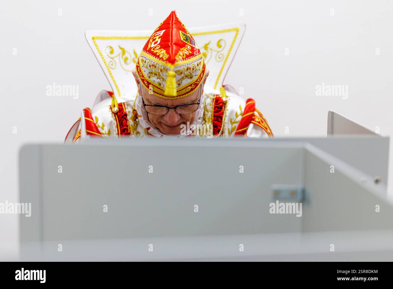 Duisburg, Germany. 15th Feb, 2025. Duisburg carnival prince Holger II