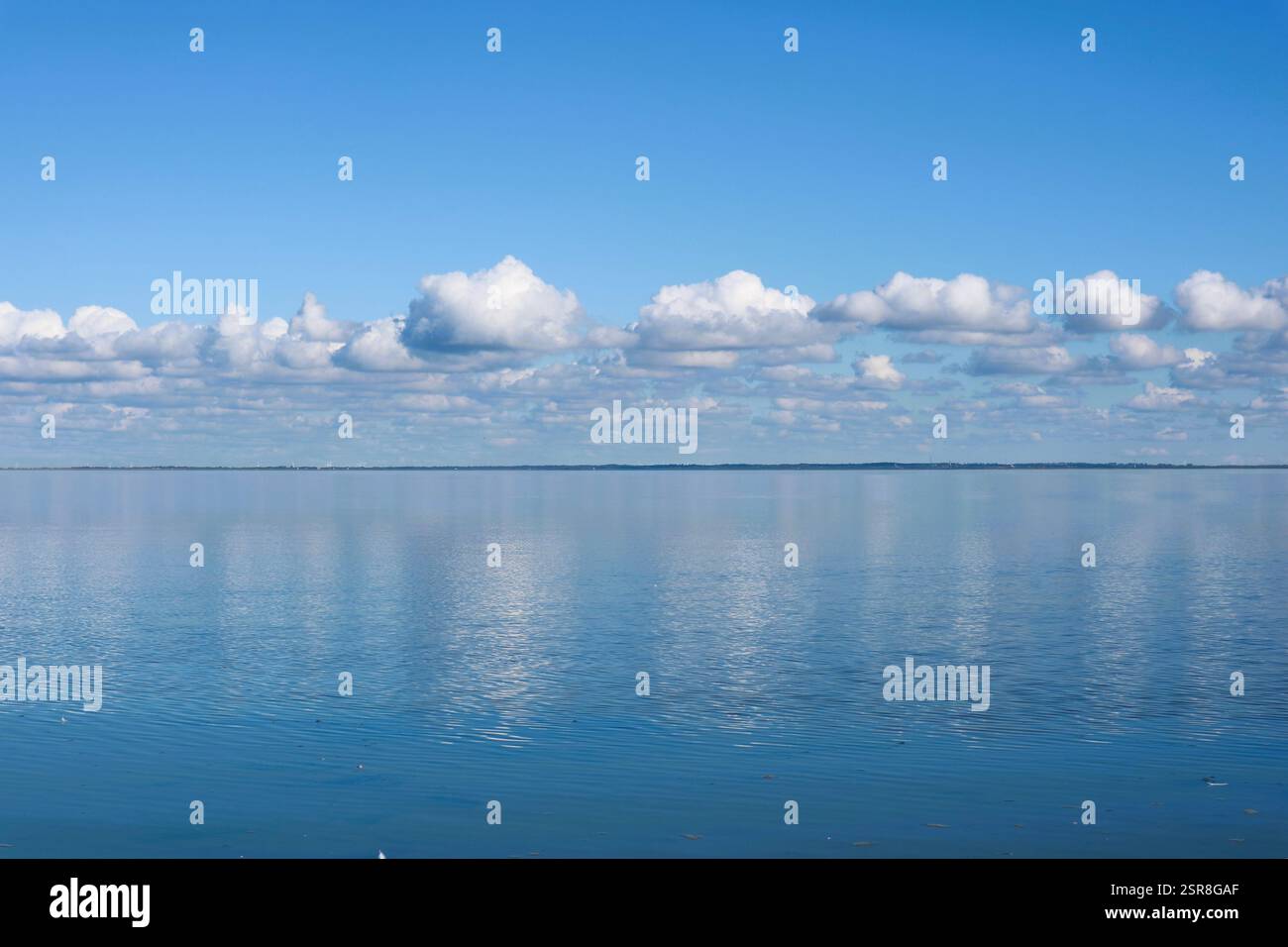 ruhiges Meer mit Wolken, Nationalpark Vadehavet, Dänisches Wattenmeer, Römö Stock Photo