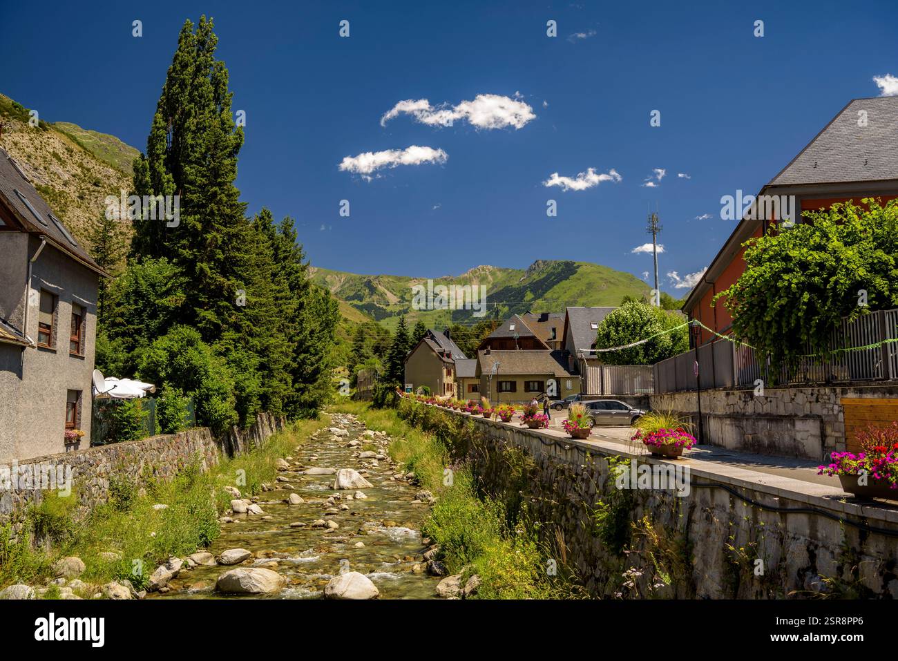 River passes through valley hi res stock photography and images Alamy River passes through valley hi res stock photography and images Alamy