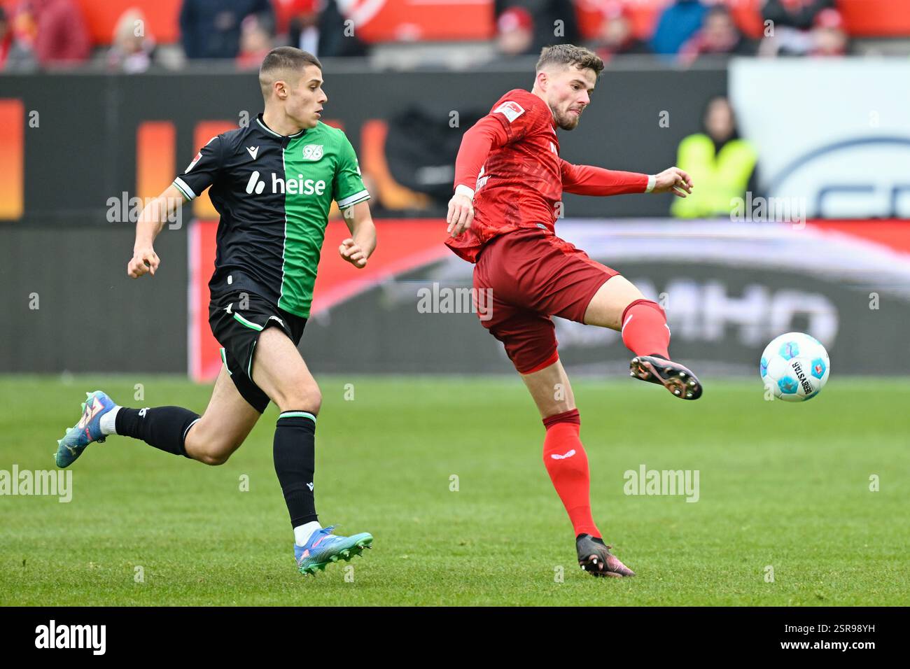 Kaiserslautern, Germany. 15th Feb, 2025. Soccer: Bundesliga 2, 1. FC ...