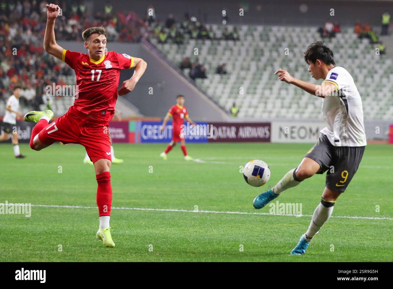 Shenzhen, China's Guangdong Province. 15th Feb, 2025. Liu Chengyu (R