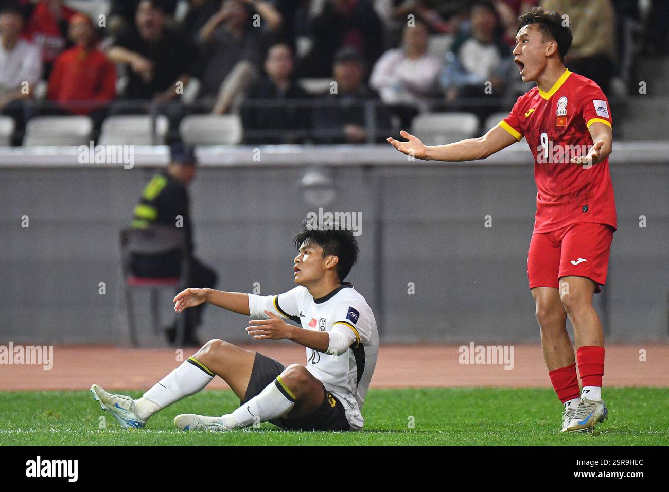 Shenzhen, China. 15 February, 2025. Jiwen Kuai #10 of China during the