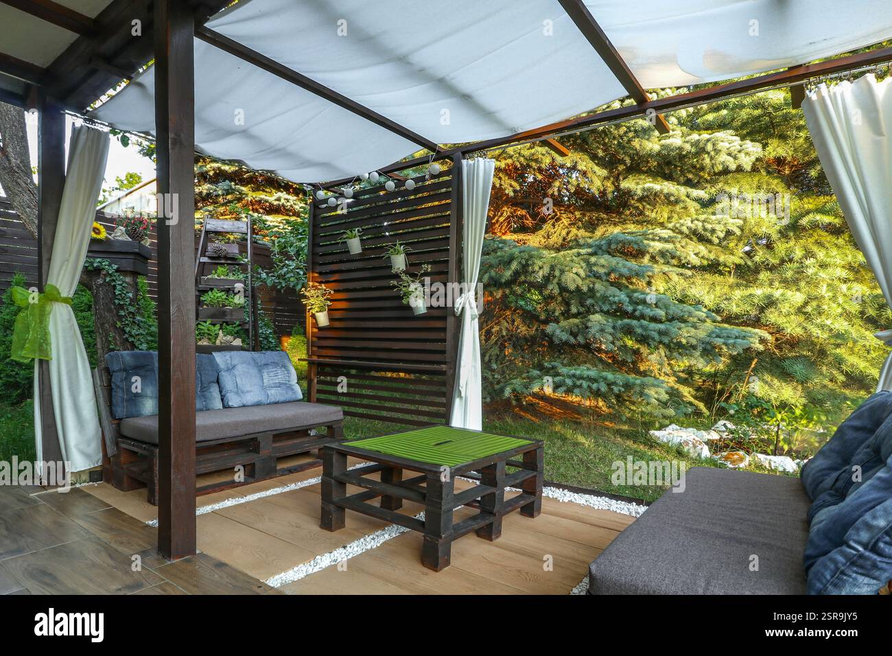 Building a wooden pergola in the garden, do it yourself, a resting ...