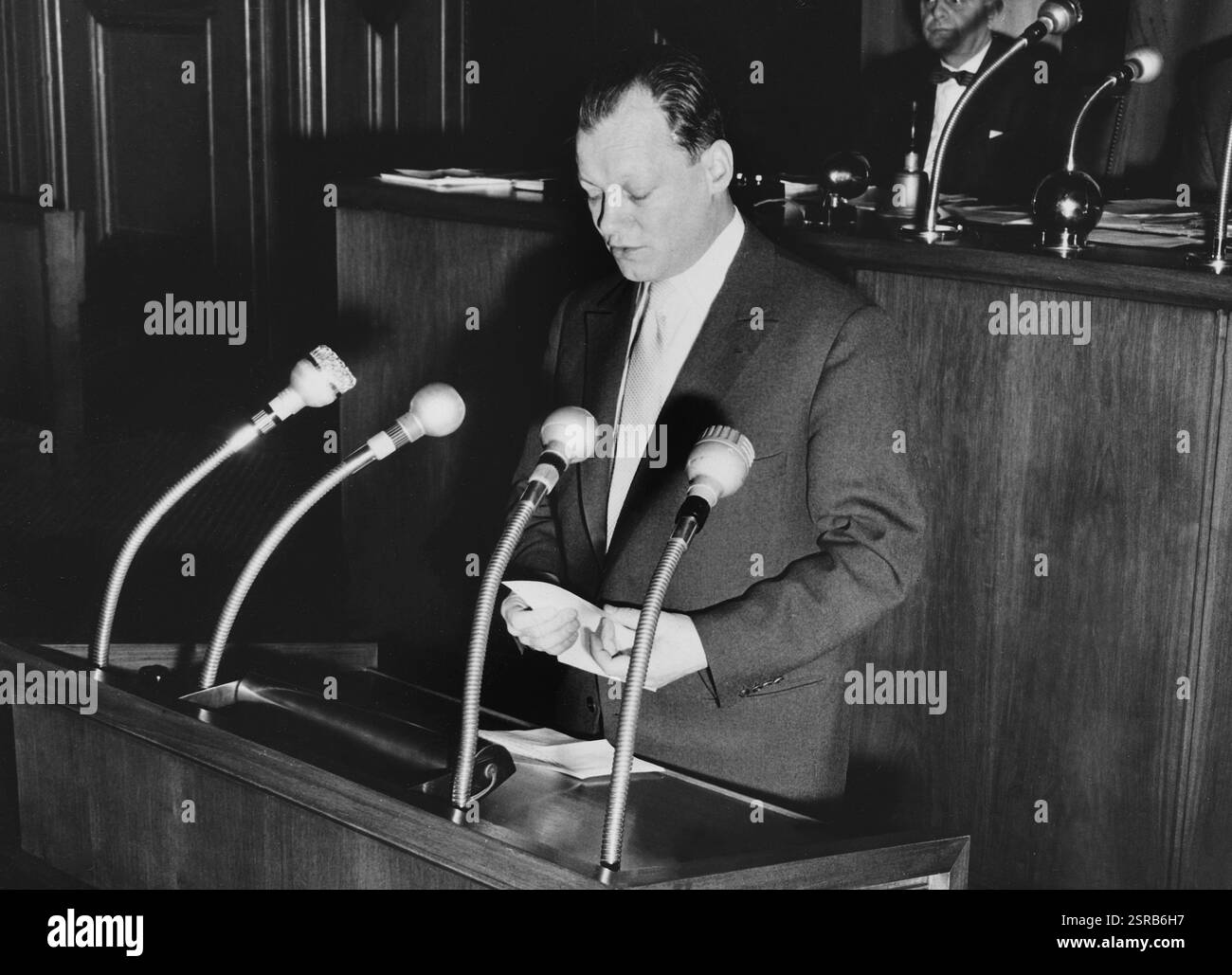 Original-Bildunterschrift: Willy Brandt aus den USA zurück. Nach seiner ...