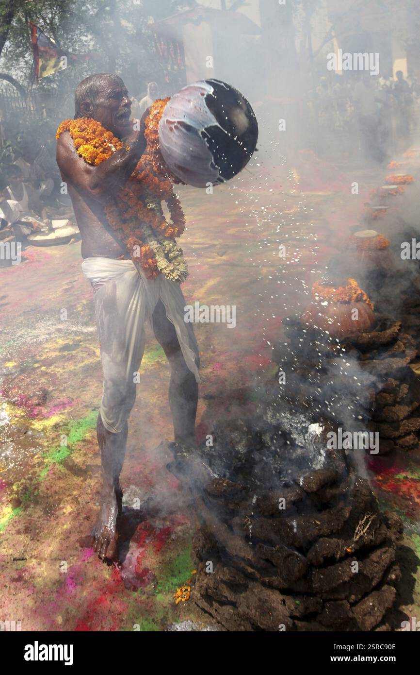 Priest pouring hot milk ritual, Karaha Pujan, Varanasi, Uttar Pradesh
