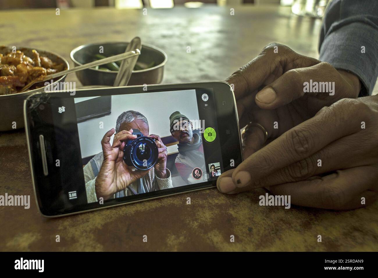 Man holds smartphone selfie hi-res stock photography and images - Alamy