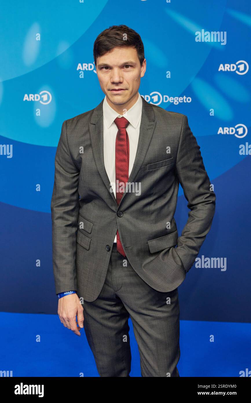 Sebastian Urzendowsky Zum ARD Blue Hour Empfang 2025 Im Sebastian Urzendowsky Zum Ard Blue Hour Empfang 2025 Im Hotel In Berlin Am 14022025 Ard Blue Hour 2025 Sebastian Urzendowsky Arriving For The Ard Blue Hour Reception 2025 At The Hotel In Berlin On 14 02 2025 Ard Blue Hour 2025 2SRDYM0 