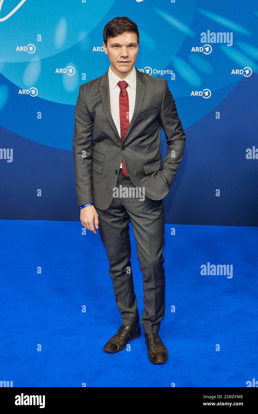 Sebastian Urzendowsky Zum ARD Blue Hour Empfang 2025 Im Sebastian Urzendowsky Zum Ard Blue Hour Empfang 2025 Im Hotel In Berlin Am 14022025 Ard Blue Hour 2025 Sebastian Urzendowsky Arriving For The Ard Blue Hour Reception 2025 At The Hotel In Berlin On 14 02 2025 Ard Blue Hour 2025 2SRDYME 