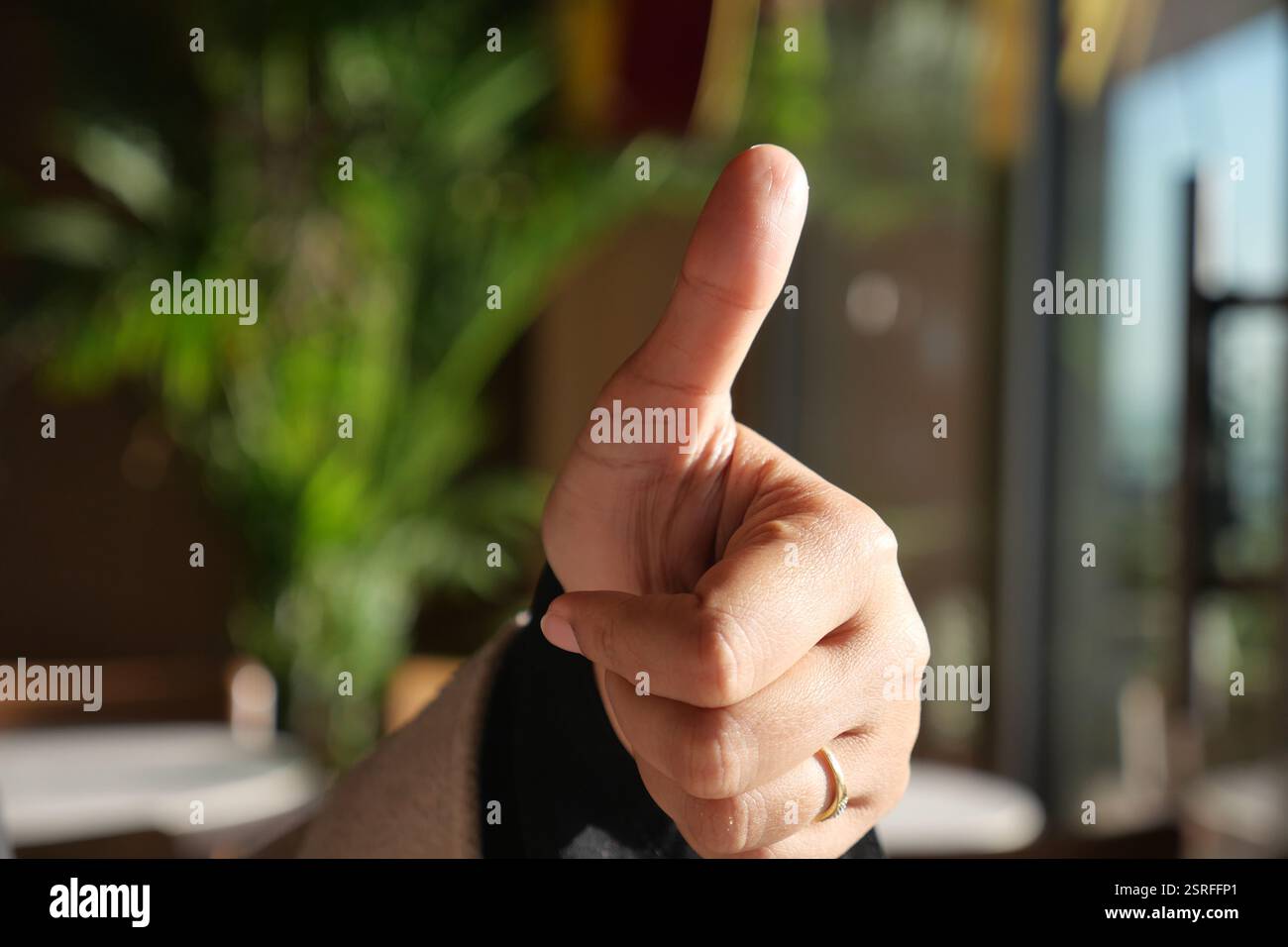 Hand gesture thumbs up hi-res stock photography and images - Alamy