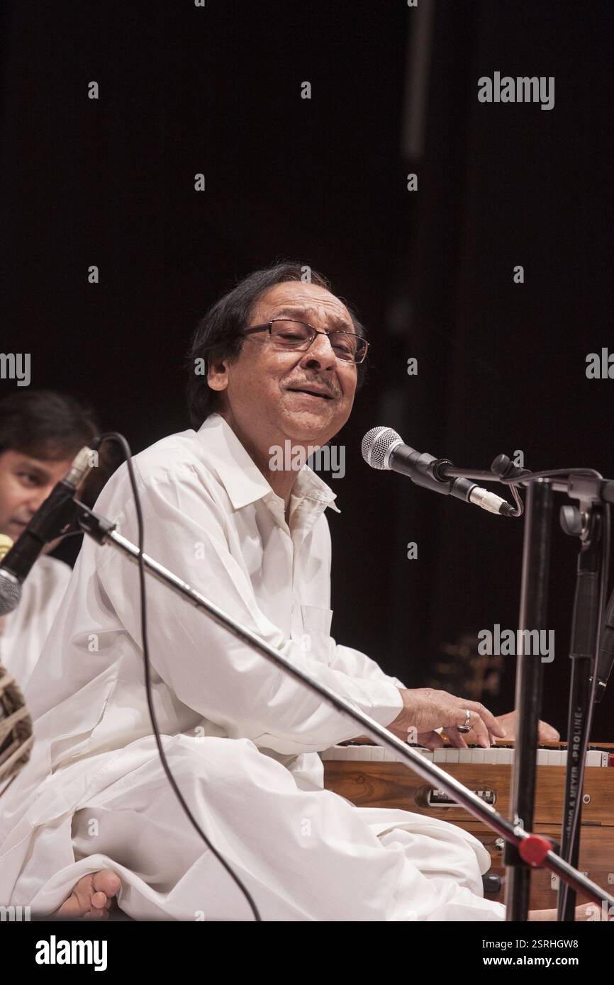 Pakistani Ghazal And Playback Singer Ghulam Ali Khan Performing In 