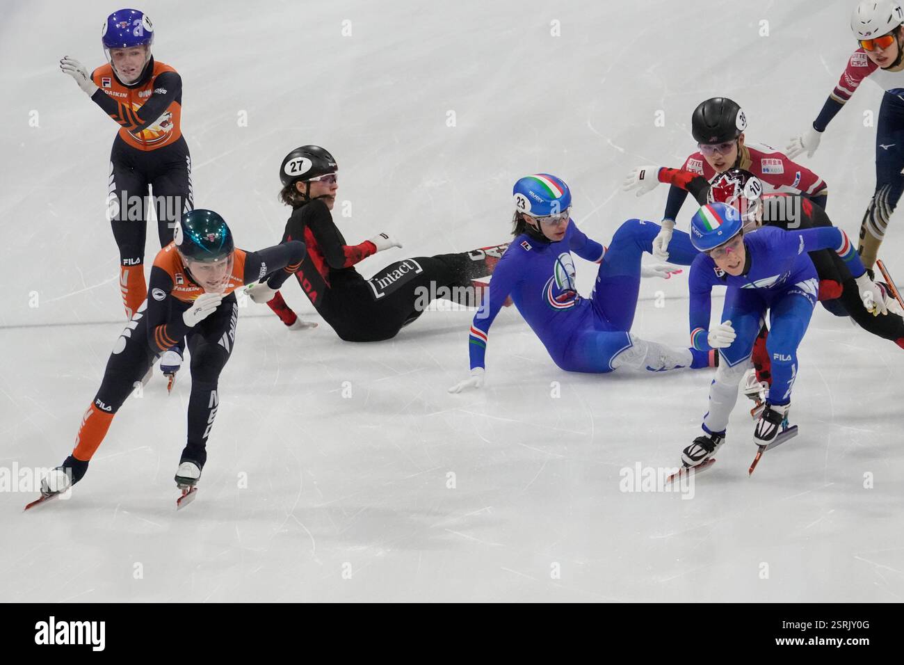 Athletes compete in the Mixed Teams Relay 2000 meters final of the ISU ...