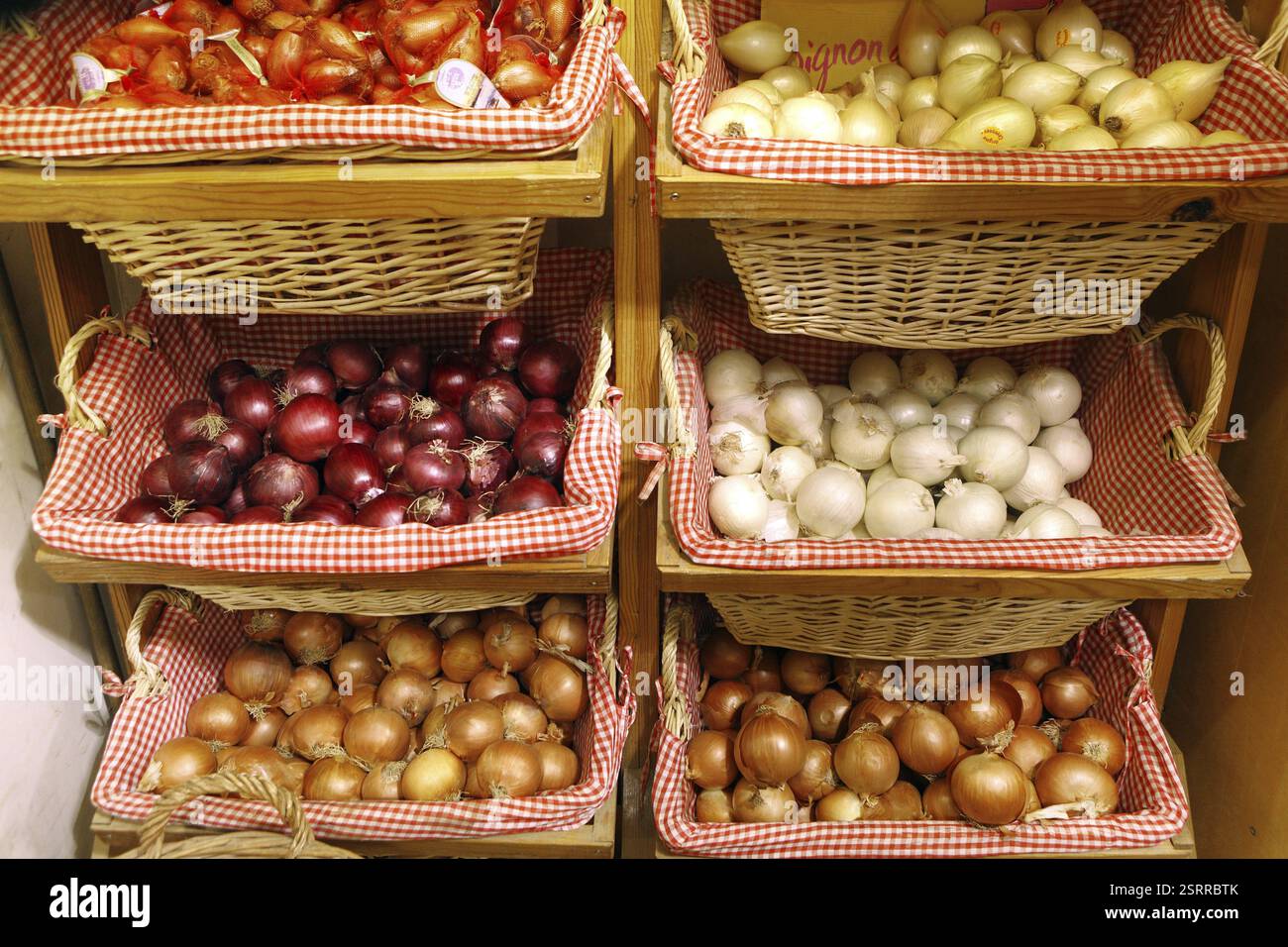 Various onion varieties hi-res stock photography and images - Alamy