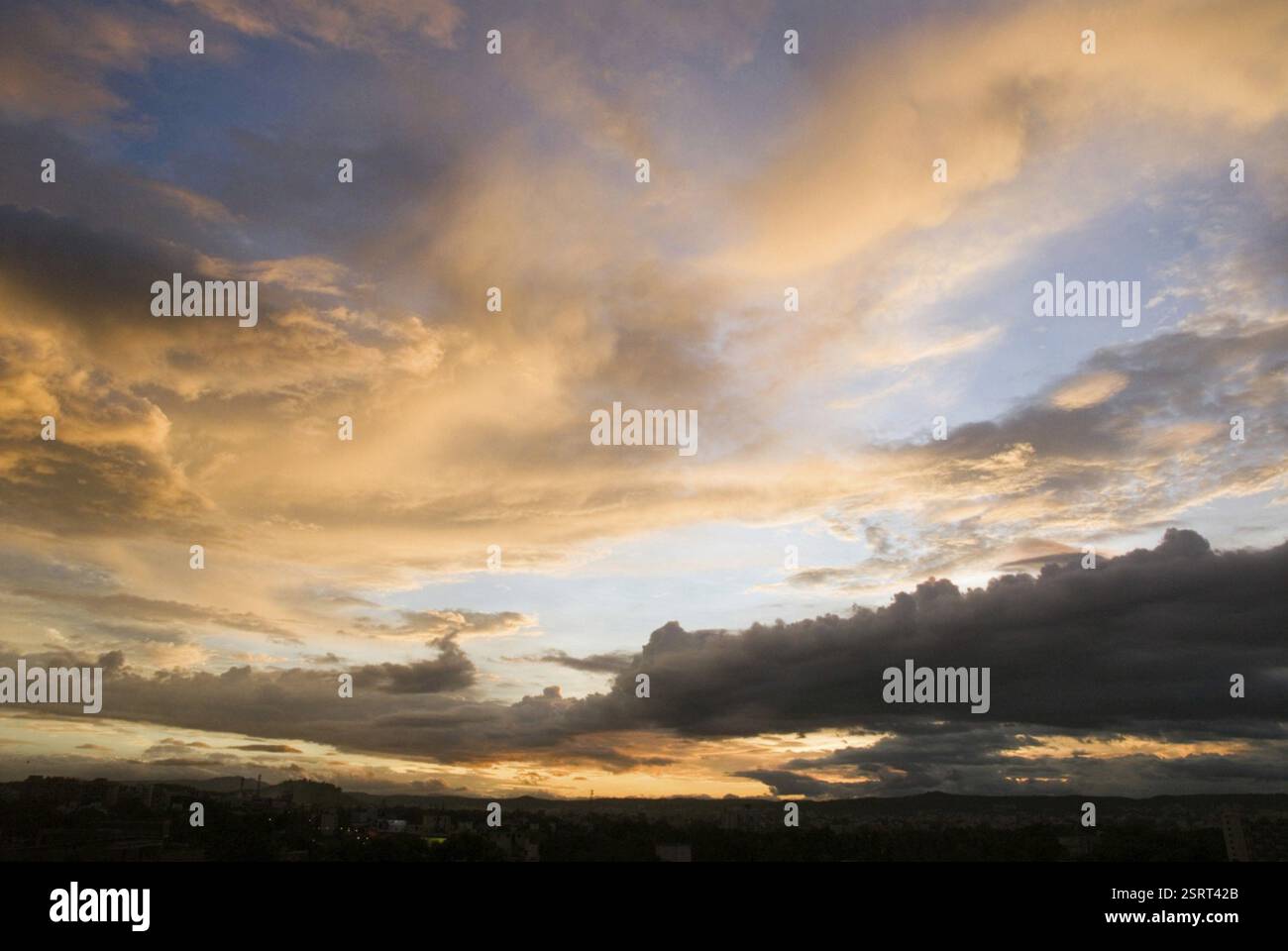 India setting hi-res stock photography and images - Alamy