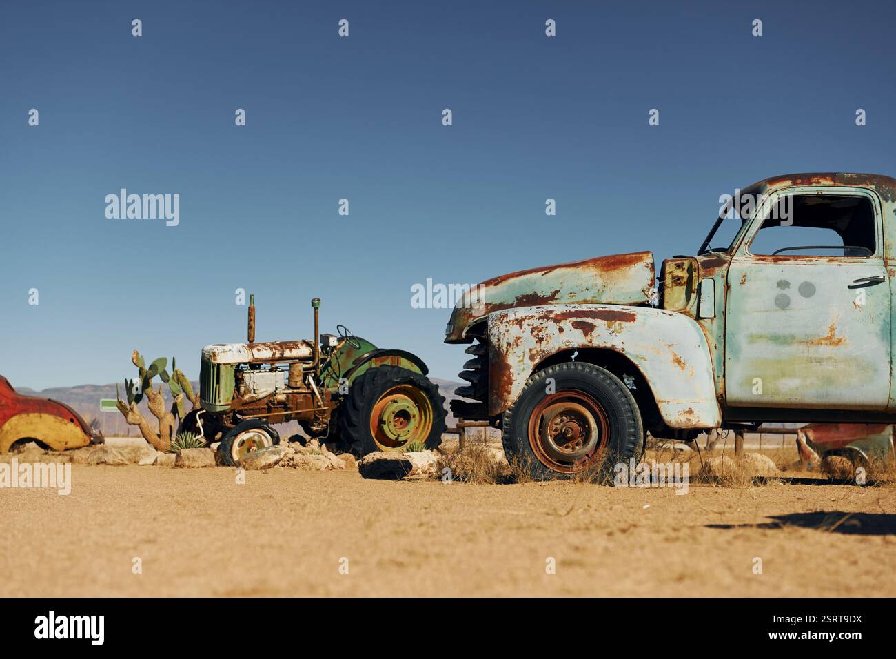 Close up view of old rusty car in the desert Stock Photo - Alamy