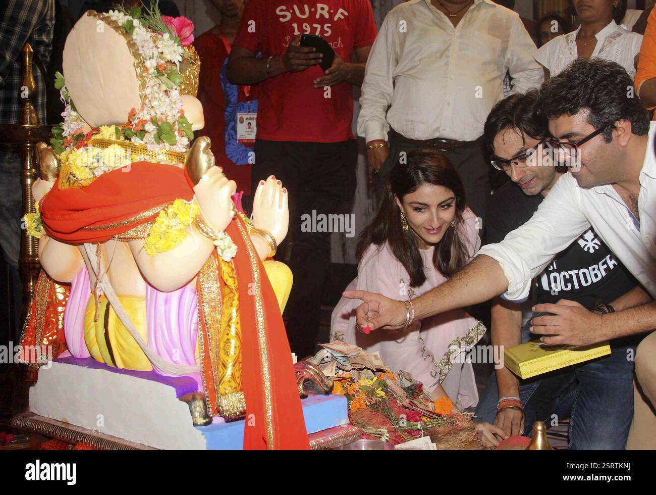 Bollywood actor Soha Ali Khan filmmaker Harry Sachdeva visit Andhericha ...