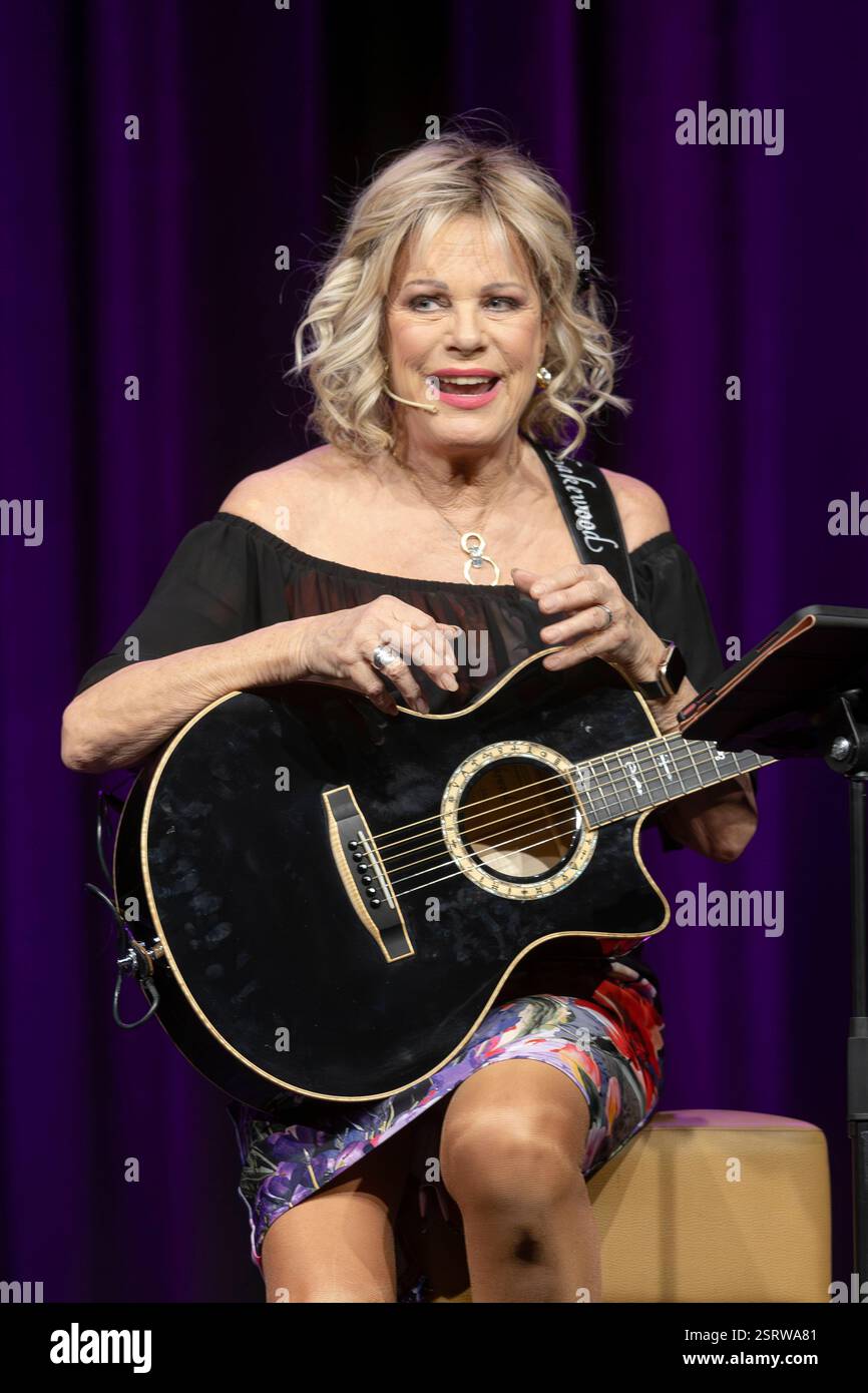 Kabarettistin, Schauspielerin und Sängerin Lisa Fitz geb. 15.09.1951 live mit dem Programm Avanti Dilettanti Das neue Programm in der Börse Coswig. Stock Photo