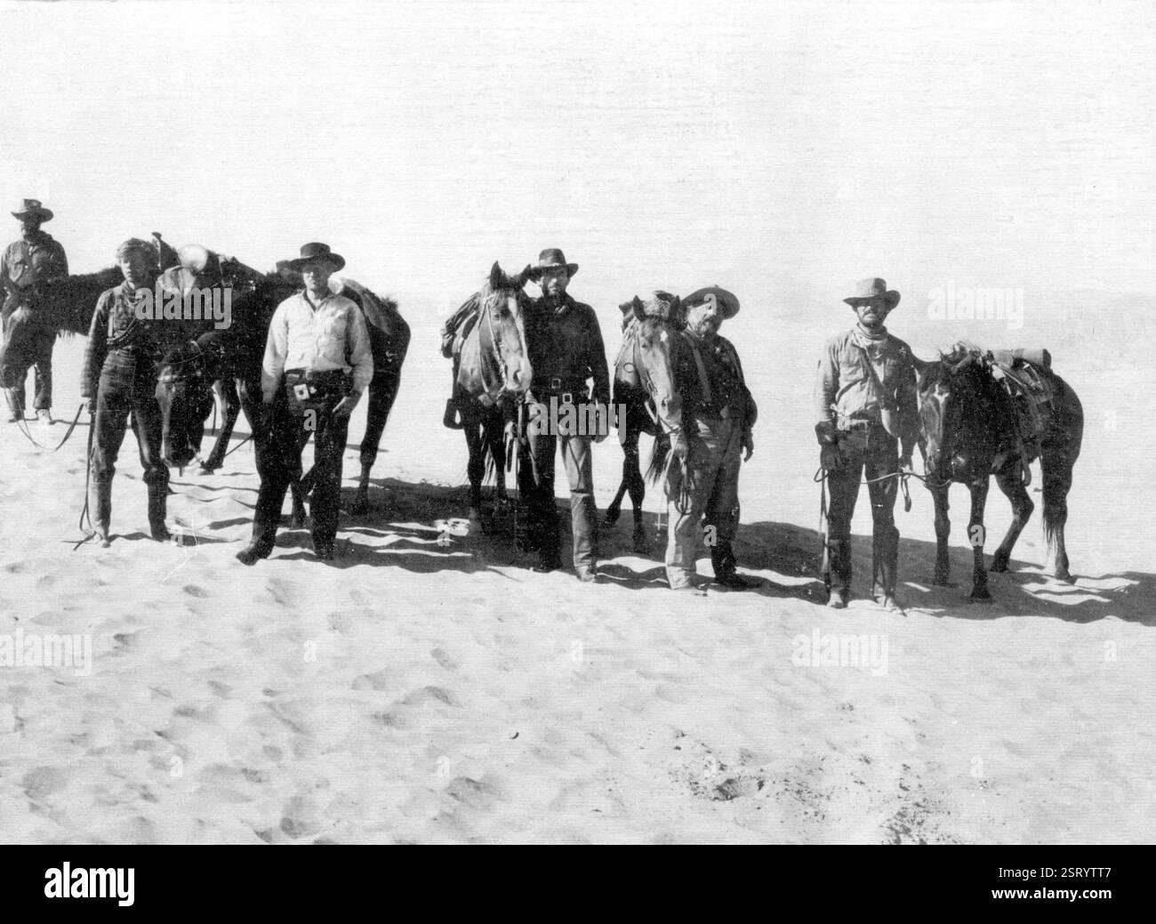 YELLOW SKY HARRY MORGAN , ROBERT ARTHUR, RICHARD WIDMARK, GREGORY PECK, CHARLES KEMPER, JOHN RUSSELL     Date: 1948 Stock Photo
