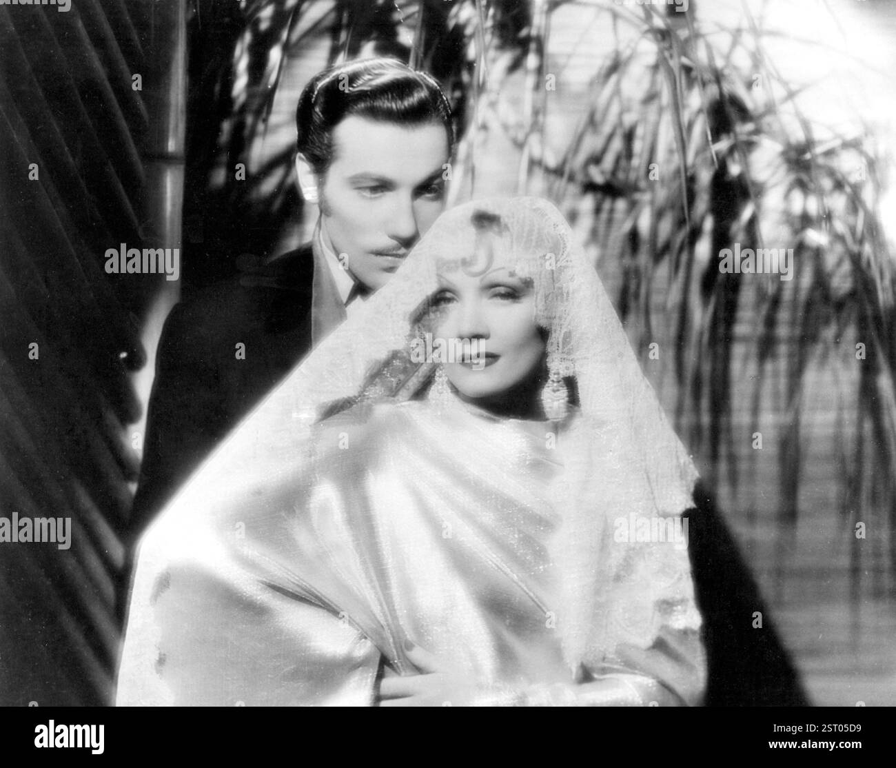 THE DEVIL IS A WOMAN CESAR ROMERO, MARLENE DIETRICH THE DEVIL IS A WOMAN     Date: 1935 Stock Photo