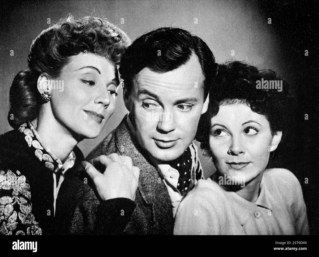 QUIET WEEKEND [BR 1946]  [L-R] HELEN SHINGLER, DEREK FARR, BARBARA WHITE     Date: 1946 Stock Photo