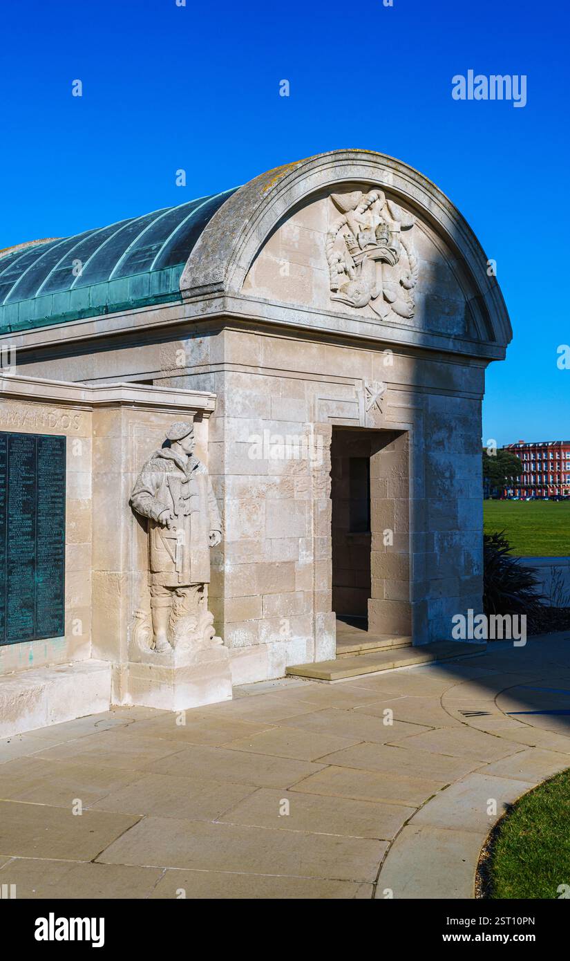 Statue of a Commando holding a machine gun at the Portsmouth Naval Memorial Extension in Southsea, Portsmouth, south coast Hampshire, UK Stock Photo