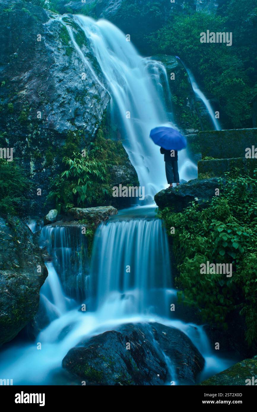 Solo traveler man standing hi-res stock photography and images - Alamy