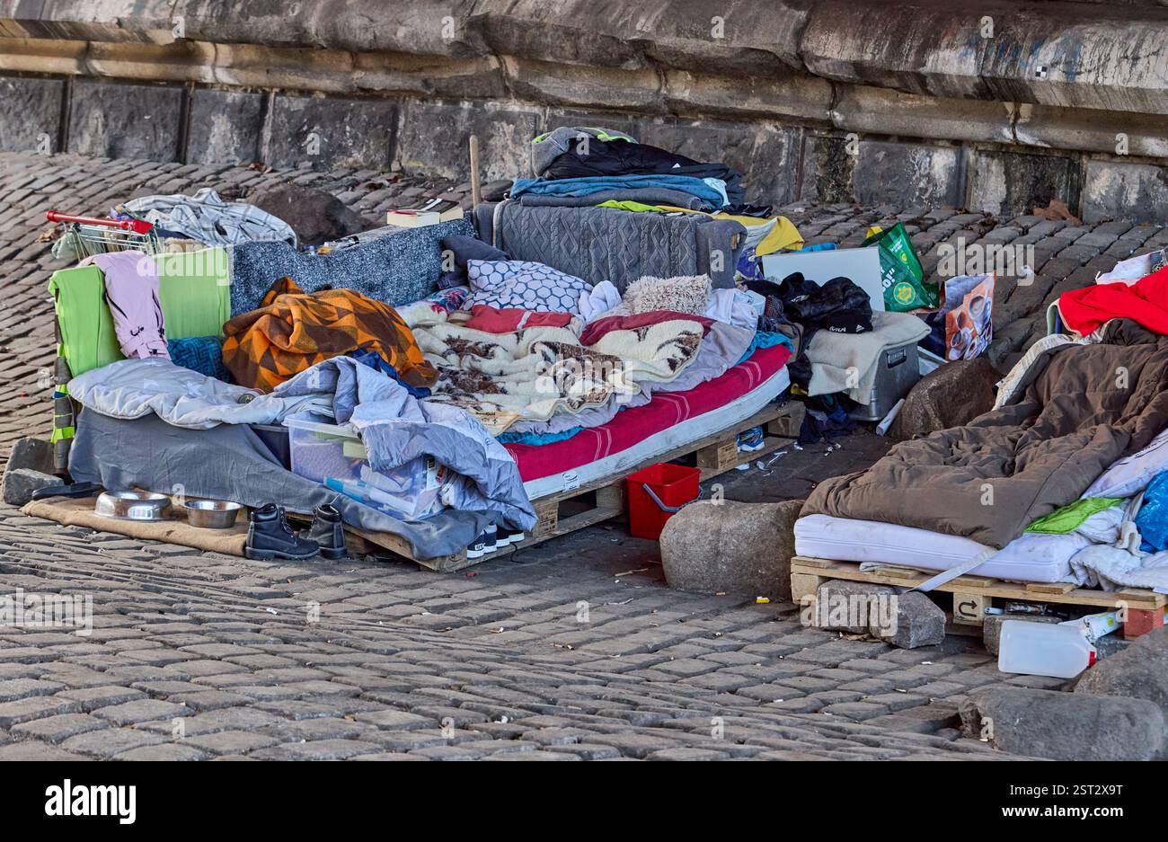 Hamburg, Germany. 16th Feb, 2025. Homeless people have set up camp ...
