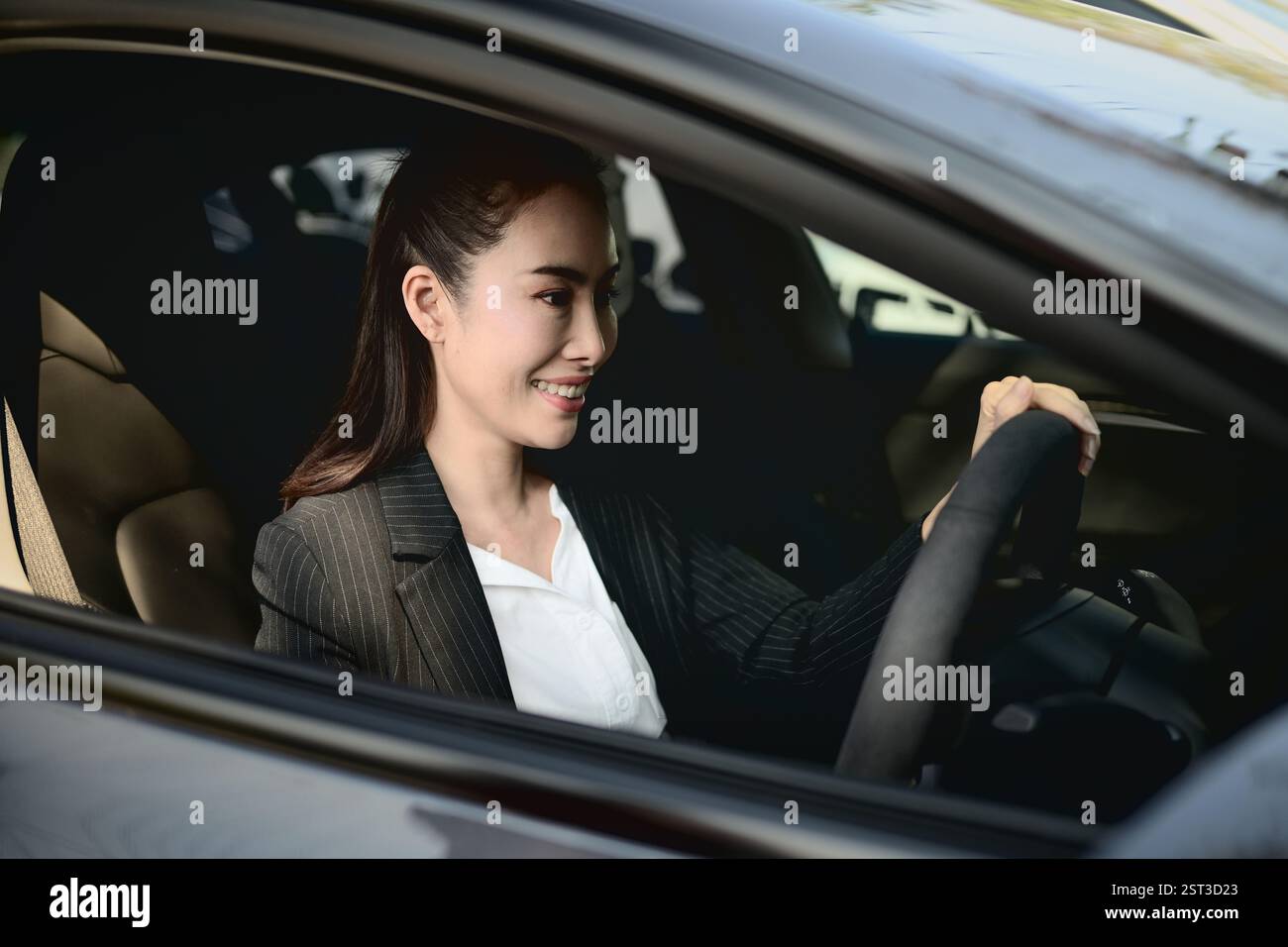 Businesswoman in formal attire hi-res stock photography and images - Alamy