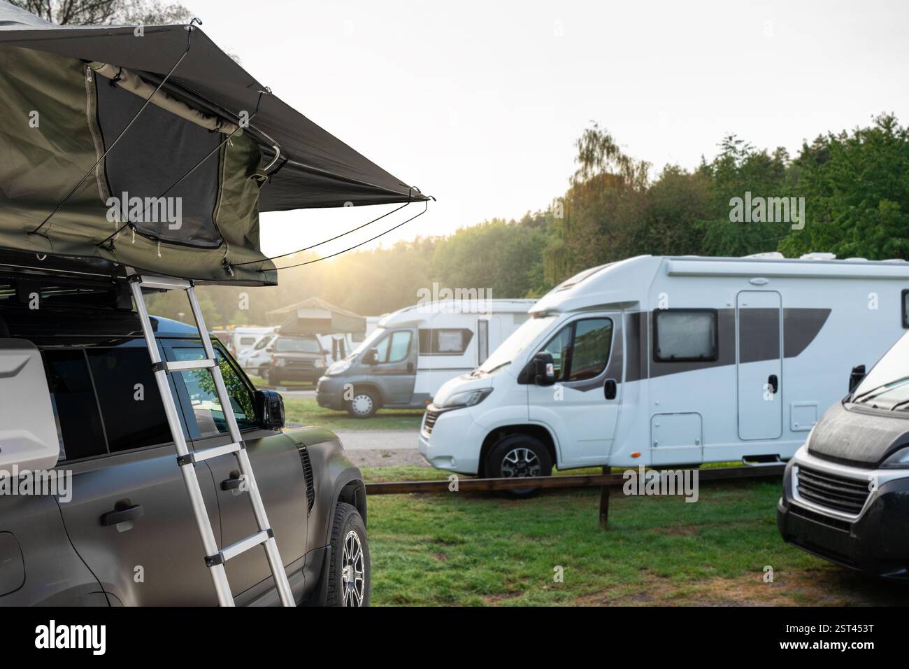 Suv car roof tent hi-res stock photography and images - Alamy