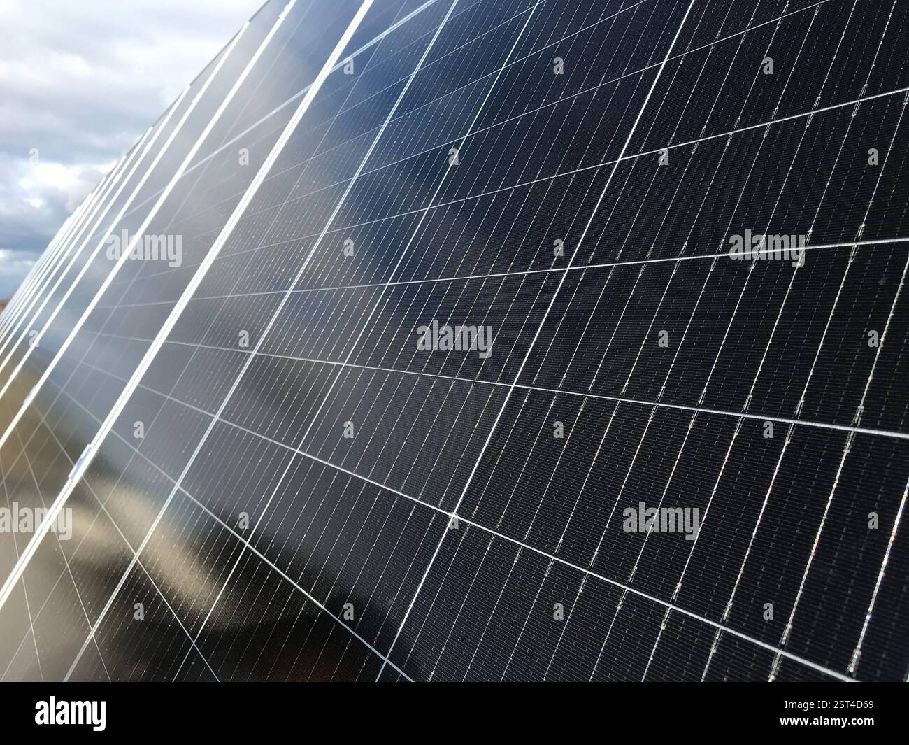 Fotovoltaik Modul mit wolkigem Hintergrund Querformat Stock Photo