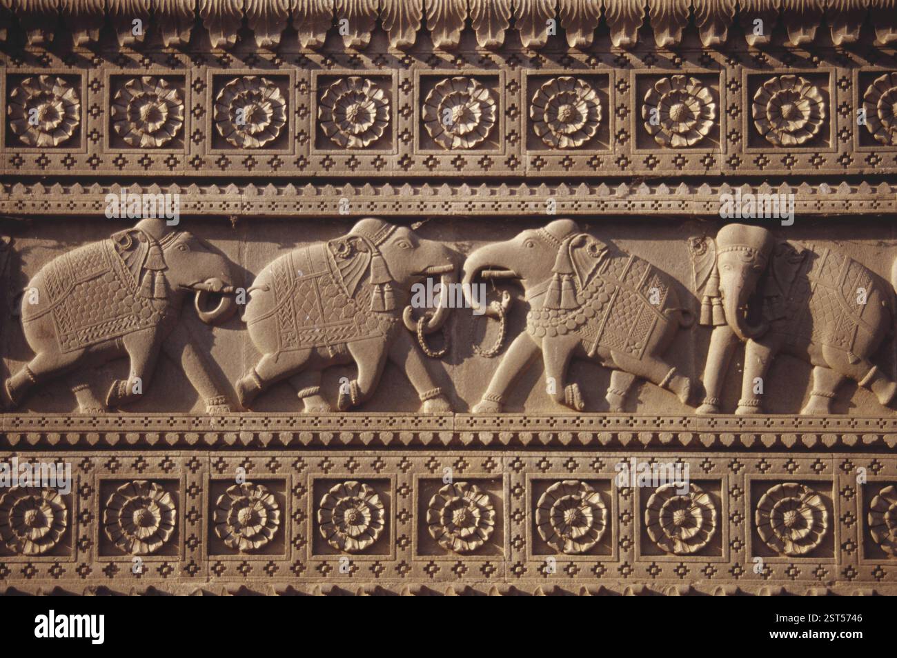 Carved Teak Lintel Panel From Madhya Pradesh - 19th Century Carved Teak Lintel Panel From Madhya Pradesh - 19th Century