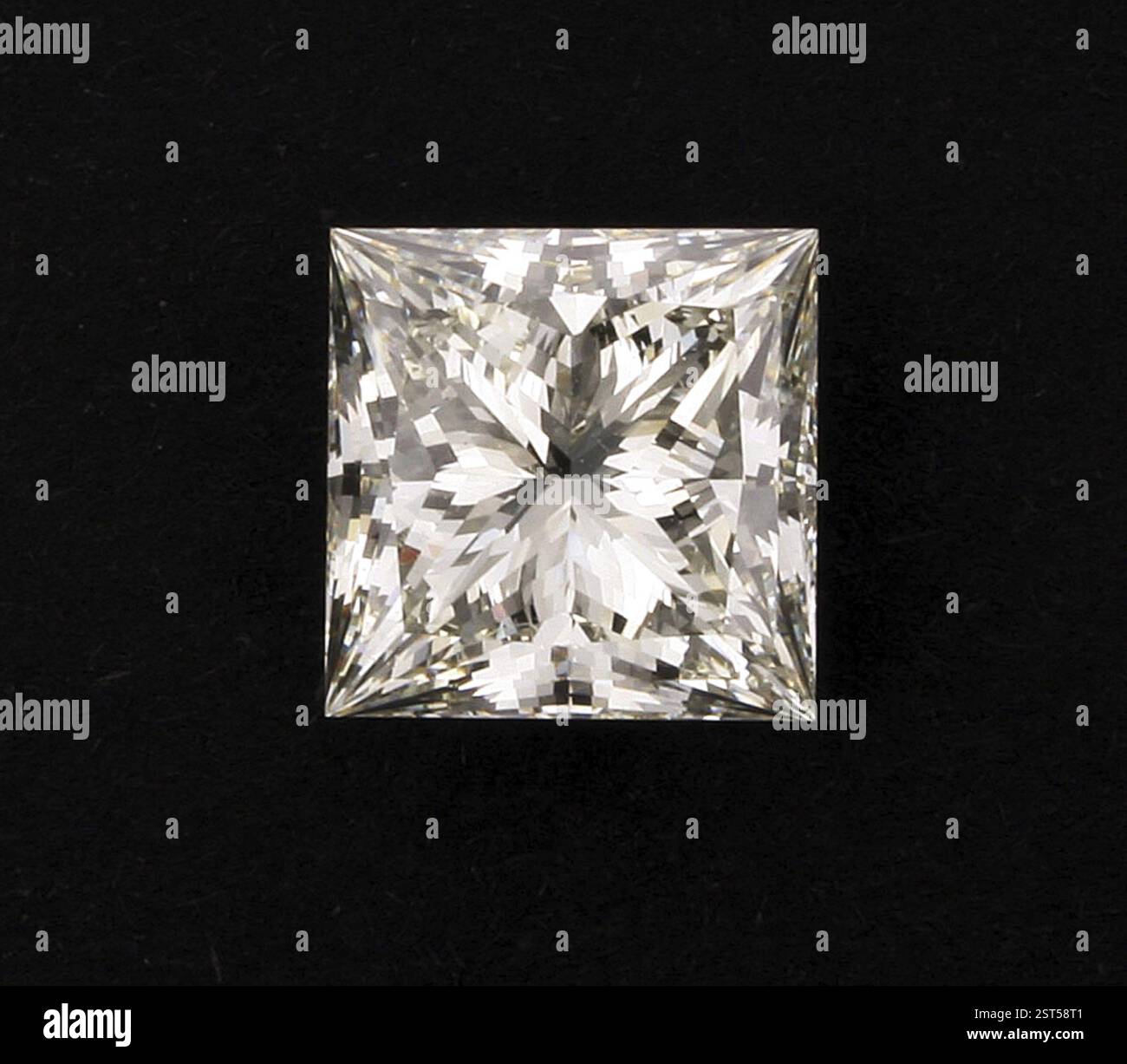 Form diamond shapes hi-res stock photography and images - Alamy