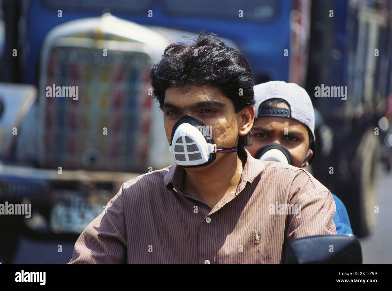 People wearing dirty face masks hi-res stock photography and images - Alamy
