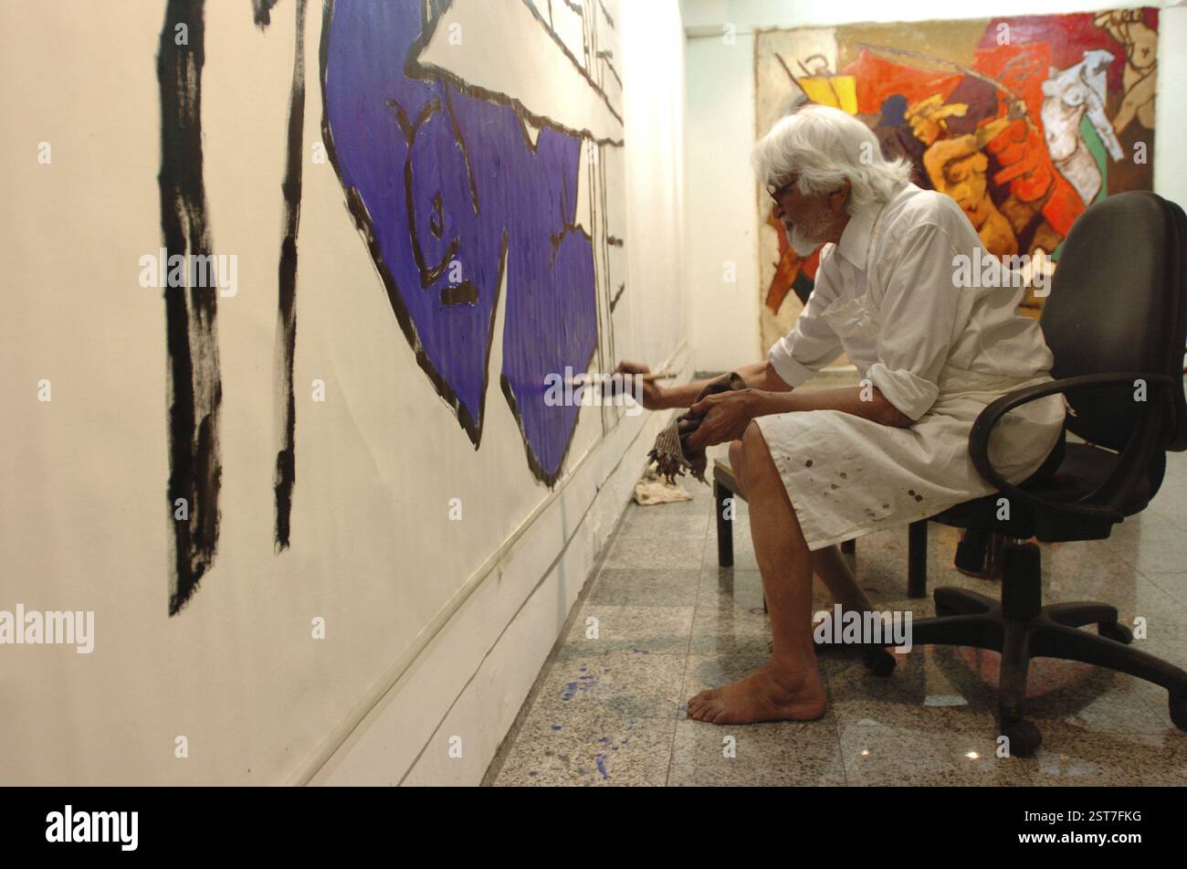 Painter M F Hussain At Work At Pundole Art Gallery Mumbai Bombay Painter Mf Hussain At Work At Pundole Art Gallery Mumbai Bombay Maharashtra India No Model Released 2ST7FKG