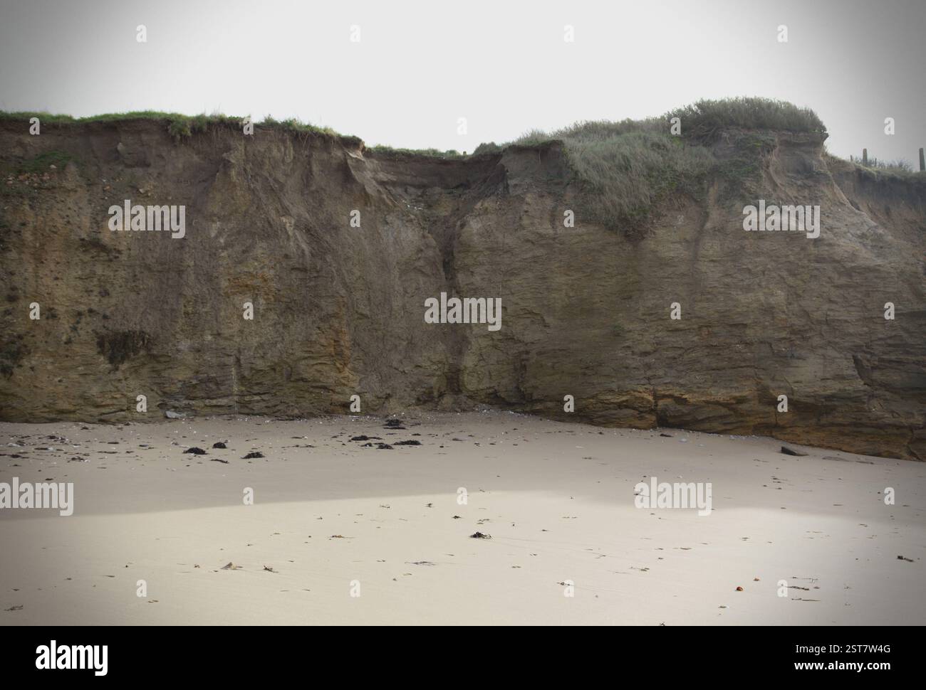 Penestin, France. 17th Feb, 2025. Erosion erodes the cliff and risk of