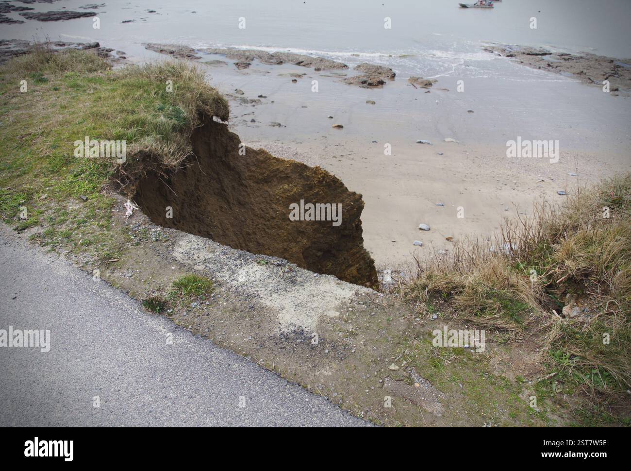 Penestin, France. 17th Feb, 2025. Erosion erodes the cliff and risk of
