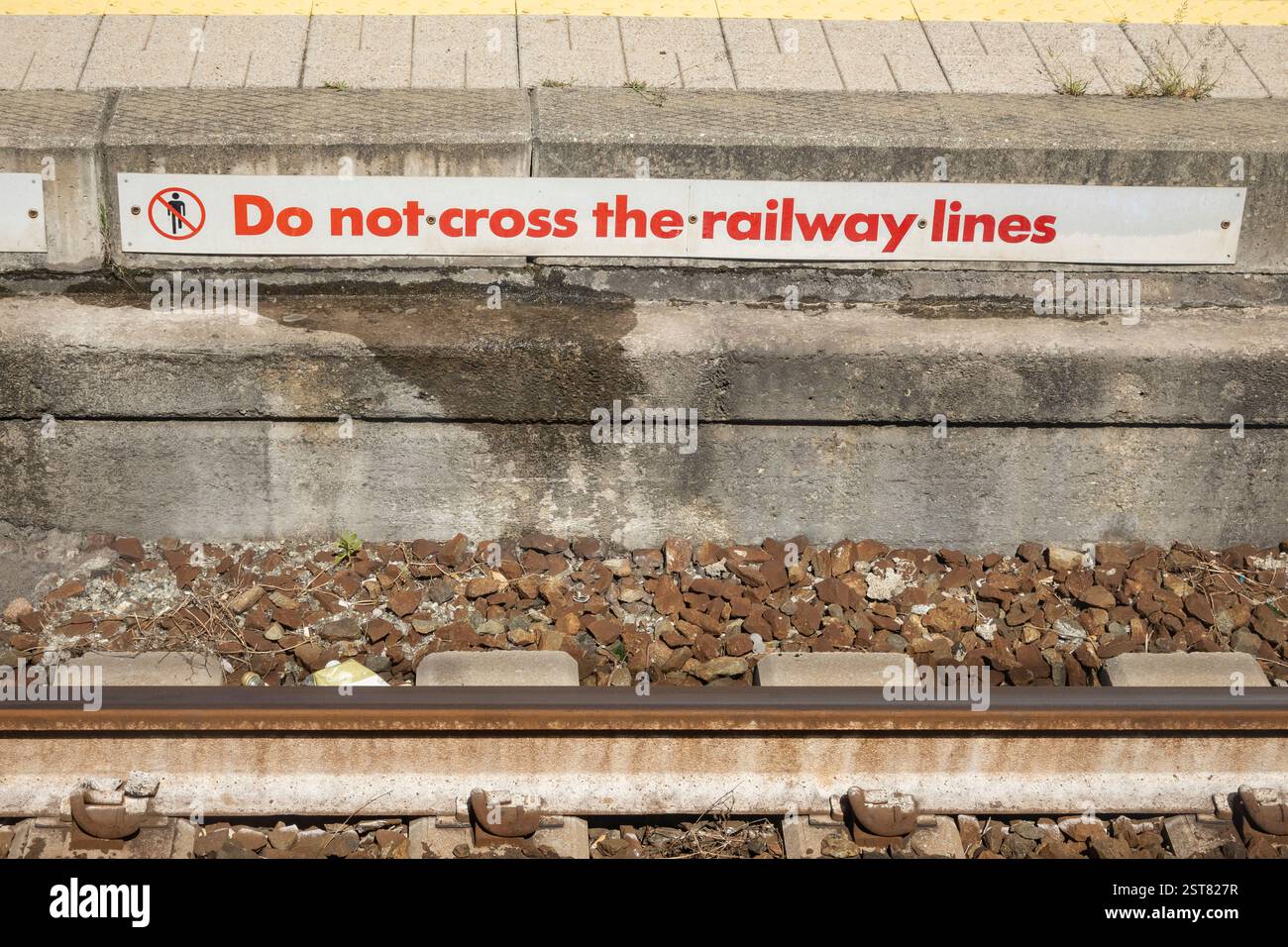 Warning sign - Railway lines Stock Photo - Alamy
