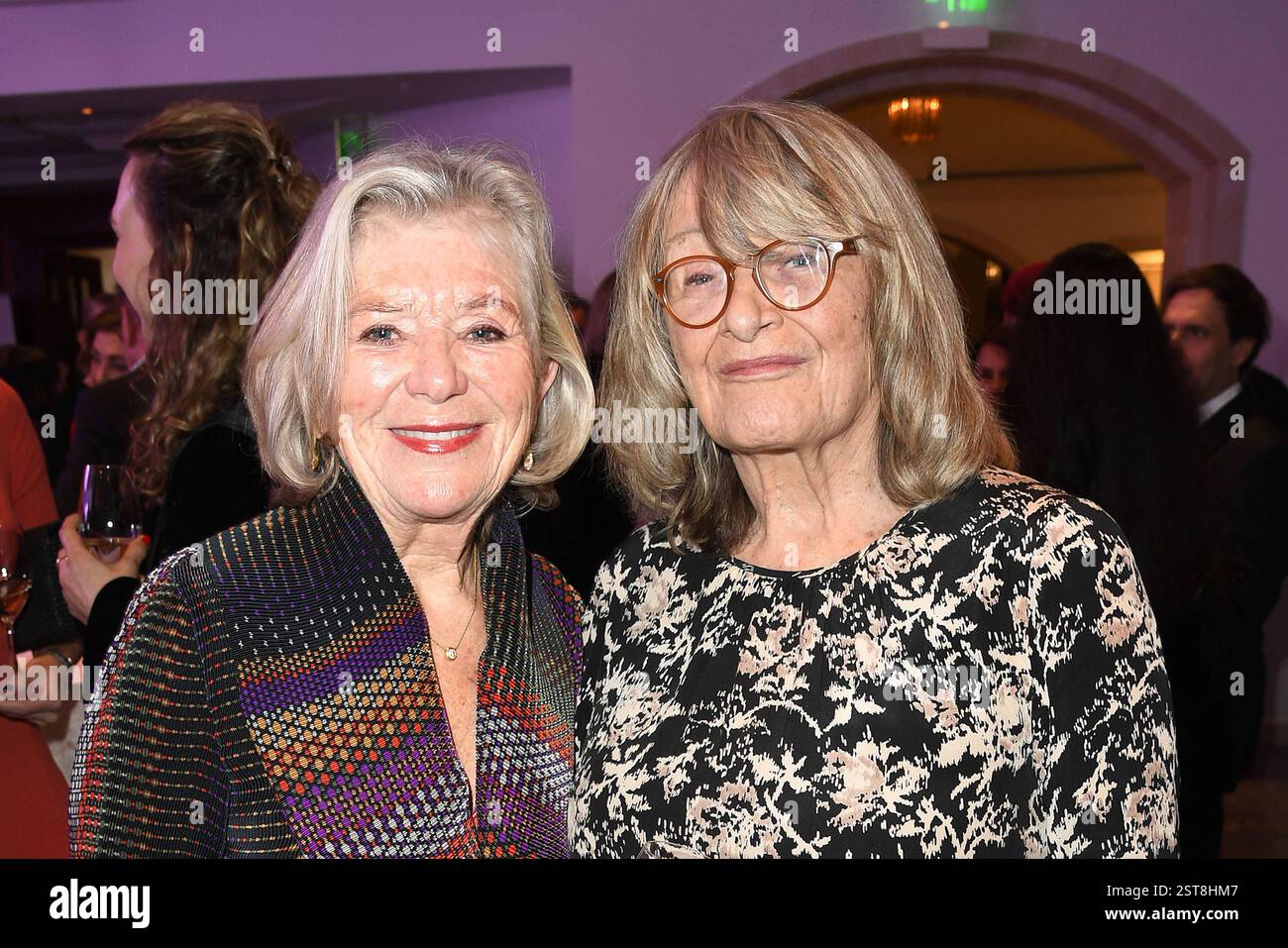 Jutta Speidel und Alice Schwarzer bei der Cinema for Peace Gala am ...