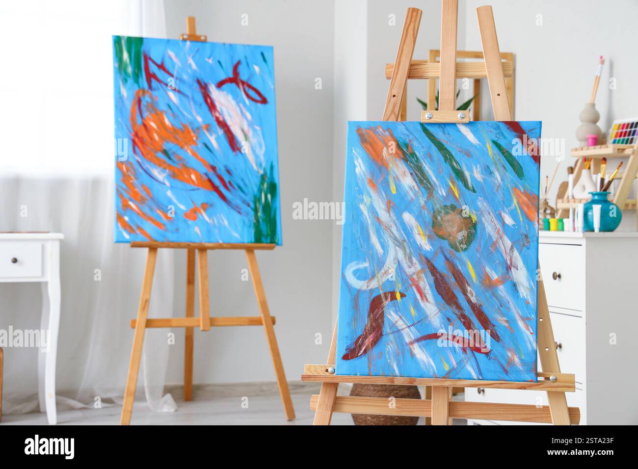 Paintings easels hi-res stock photography and images - Alamy